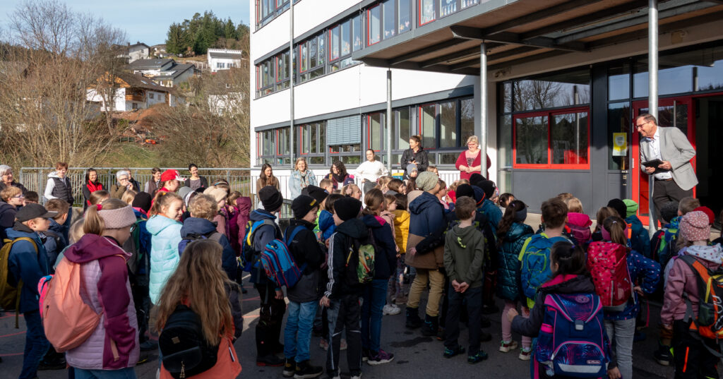 Begrüßung der Kinder durch Ortsvorsteher Manfred Moosmann auf dem Schulhof